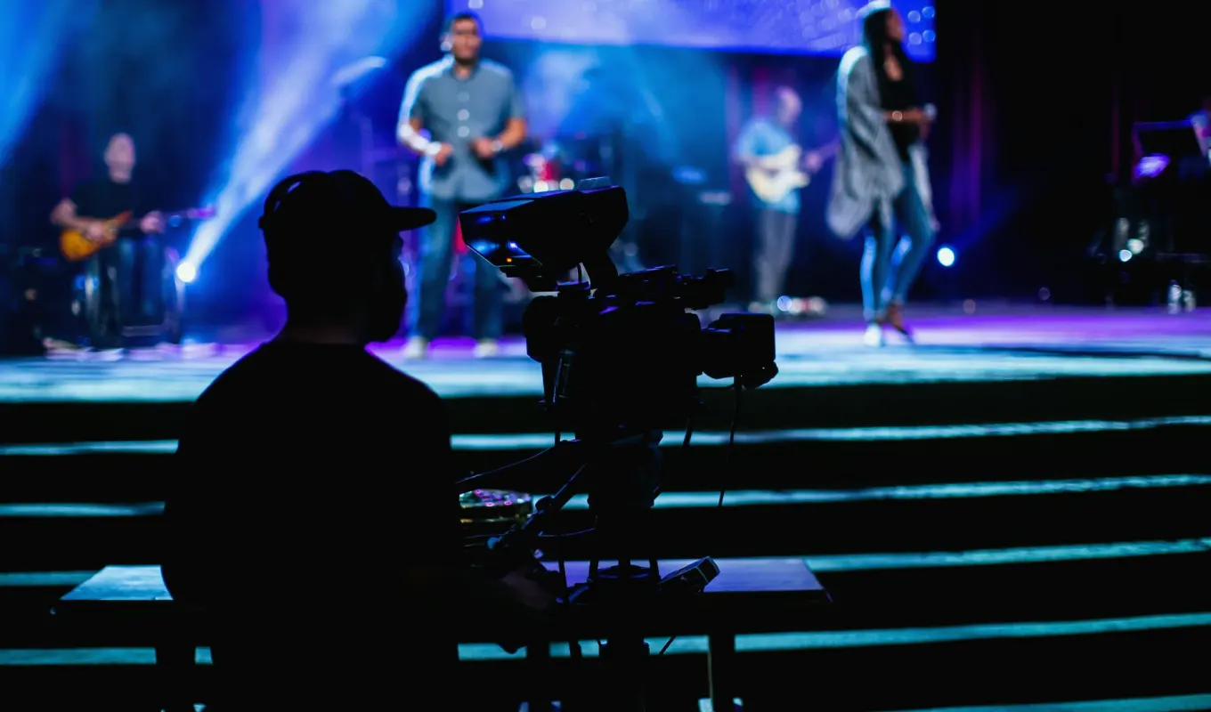 One Saturday concert, six cameras and a calm gallery